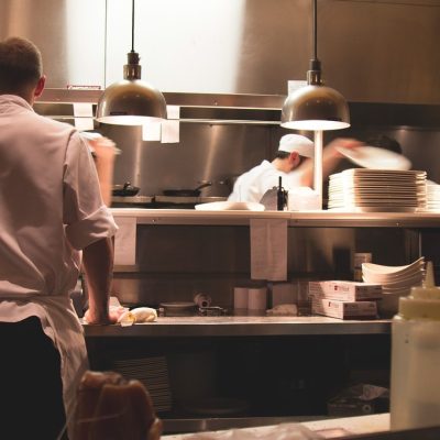 Pourquoi les mobiliers inox sont indispensables pour votre restaurant ?